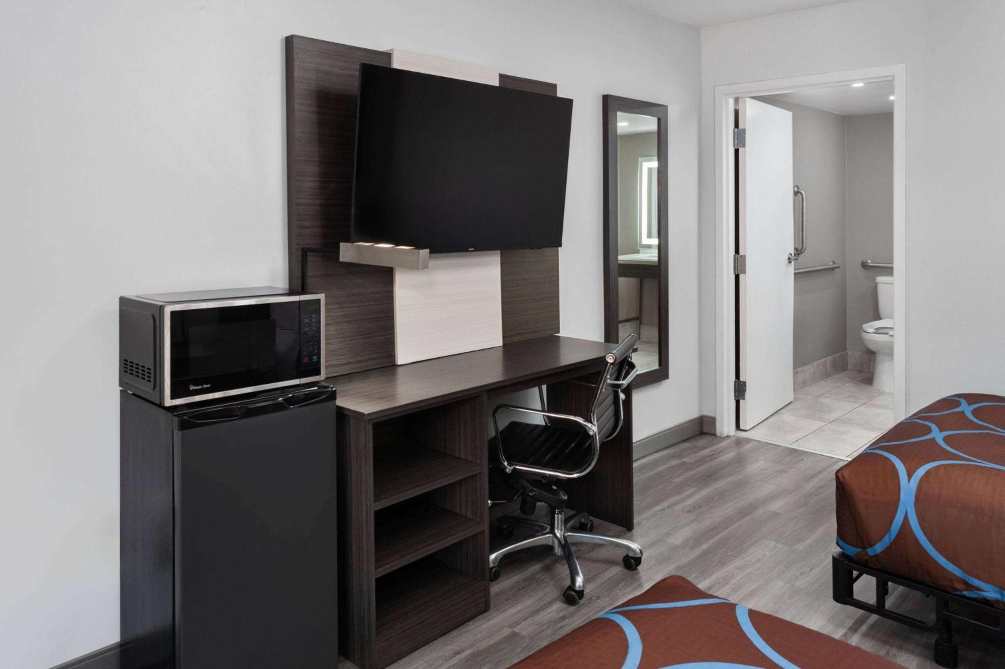 Super 8 By Wyndham Baltimore Northwest * Windsor Mill